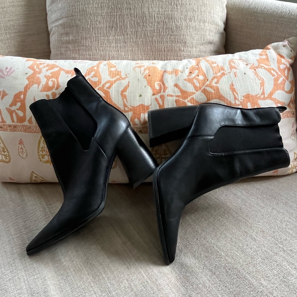 EUC Steve Madden Black Ankle Boots. Women's Size: 8.